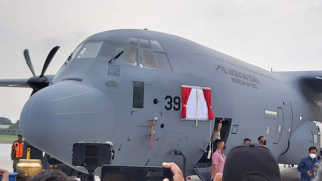 Presiden Jokowi meninjau isi dalam pesawat Super Hercules A-1339 di Lanud Halim Perdanakusuma, Jakarta, Rabu (8/3/2023). Foto: Nadia Riso/kumparan