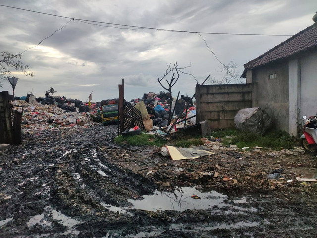 jalanan yang sering dilalui oleh masyarakat sekitar ketika melewati TPA Jatiwaringin (sumber foto diambil menggunakan ponsel pribadi)