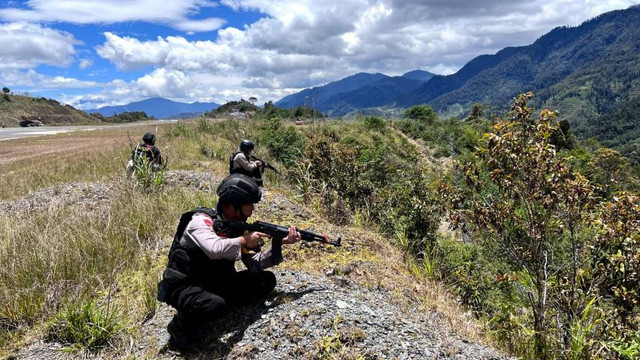 Aparat keamanan yang berjaga di Bandara Bilorai Sugapa, Kabupaten Intan Jaya, Provinsi Papua Tengah. Foto: Polda Papua