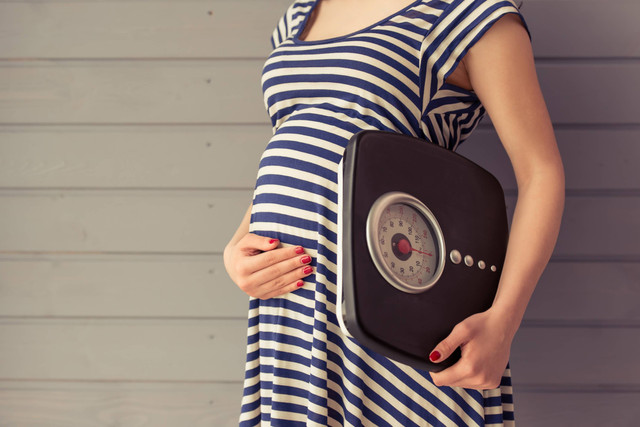 Ilustrasi Ibu Hamil Menimbang Berat Badan.
 Foto: Shutterstock
