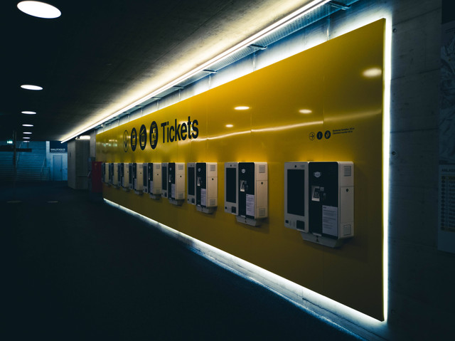  Ilustrasi Cara Refund Tiket Kereta 2023 untuk Pembatalan Perjalanan, Unsplash/Yves Moret