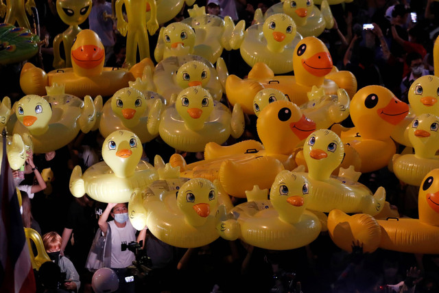 Bebek kuning tiup, yang telah menjadi simbol perlawanan selama demonstrasi anti-pemerintah, diangkat di atas kerumunan pengunjuk rasa di Bangkok, Thailand, pada 27 November 2020. Foto: Sakchai Lalit/AP Photo