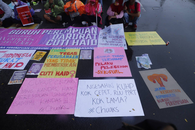 Aktivis dari Aliansi Perempuan Menggugat melakukan aksi damai di kawasan Patung Kuda, Jakarta, Rabu (8/3/2023). Foto: Iqbal Firdaus/kumparan