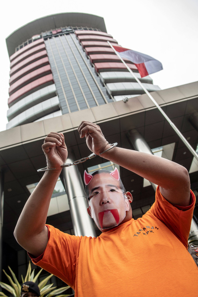 Seorang massa aksi menggunakan topeng Harun Masiku saat berunjuk rasa terkait buronan KPK yang juga Politisi PDI Perjuangan Harun Masiku di depan gedung KPK Merah Putih, Jakarta, Rabu (8/3/2023). Foto: Muhammad Adimaja/Antara Foto