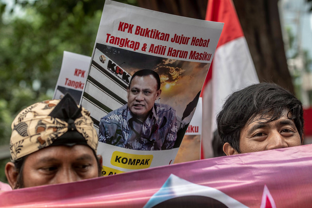 Massa aksi membawa poster saat berunjuk rasa terkait buronan KPK yang juga Politisi PDI Perjuangan Harun Masiku di depan gedung KPK Merah Putih, Jakarta, Rabu (8/3/2023). Foto: Muhammad Adimaja/Antara Foto