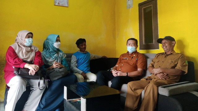 Suami korban (tengah) saat menerima kunjungan Kadinkes Subang dan Kepala Desa Buniara Kecamatan Tanjungsiang. Foto: Dok. Istimewa