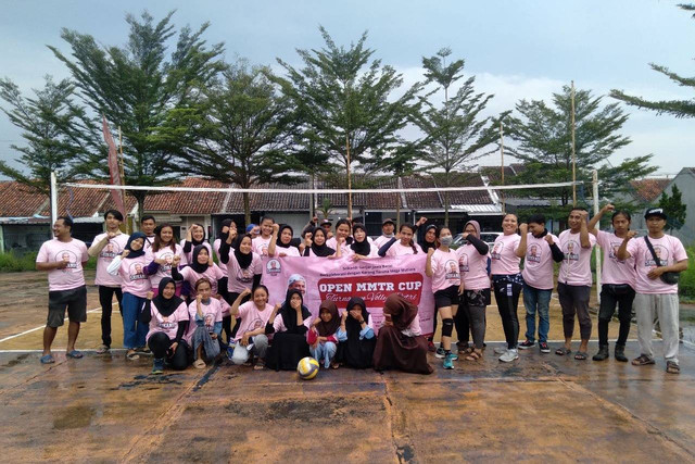 Relawan Srikandi Ganjar Jabar menggelar turnamen voli putri di Perumahan Mega Mutiara Regency, Kelurahan Cibunigeulis, Bungursari, Kota Tasikmalaya, Selasa (7/3). Foto: Dok. Istimewa