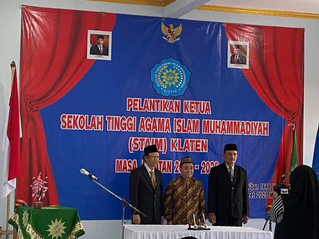 Muriyanto, M.Pd.I berfoto bersama Ketua PWM Jawa Tengah, Dr. Tafsir, M.Ag serta Pimpinan Majelis Diktilitbang PP Muhammadiyah, Prof. Dr. Sutrisno, M.Ag sesaat setelah pelantikan di Aula STAI Muhammadiyah Klaten pada hari Rabu (8/3). Foto: Al-Faiz/Humas