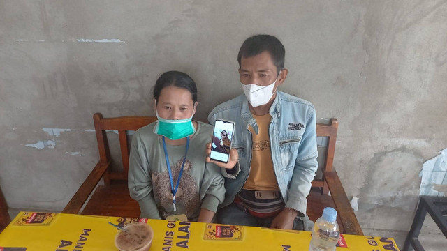 Ibu dan Ayah Desfa Anjani yang merupakan pasien yang diduga alami operasi usus buntu gagal, Foto : Istimewa