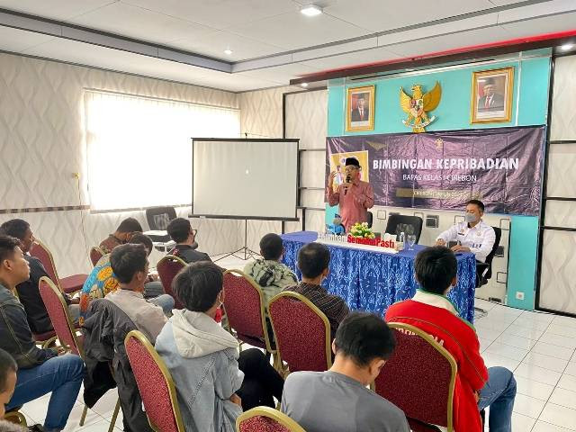 Ustad Ridwan memberikan siraman rohani kepada peserta bimbingan kepribadian 