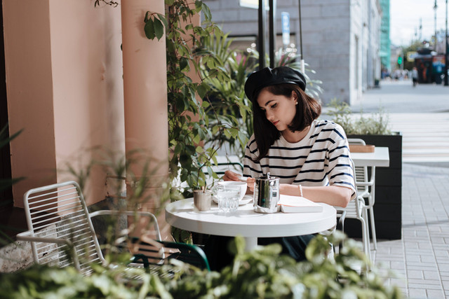 Ilustrasi Tempat Nongkrong Outdoor di PIK, Foto: Pexels/cottonbro studio
