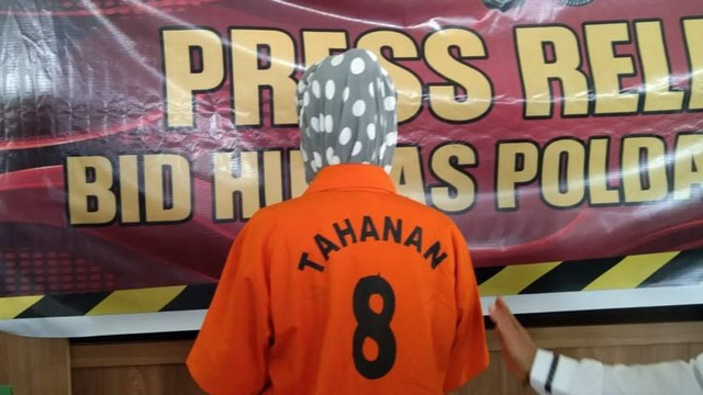 AM (52) ditampilkan saat press release di Mapolda Sulawesi Barat. Foto: Awal Dion/SulbarKini