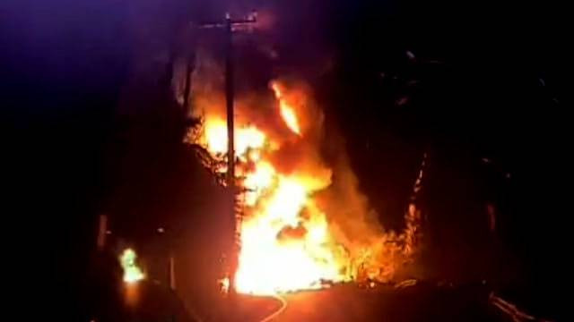 Kecelakaan mobil pengangkut BBM dengan minibus di ruas jalan Trans Sulawesi Maruasey, Kabupaten Minahasa Selatan, Rabu (8/3) malam, mengakibatkan kobaran api yang sangat besar. (foto: istimewa) 