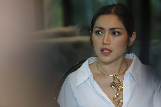 Artis Jessica Iskandar saat konferensi pers dirumahnya di Jakarta, Rabu, (8/3/2023). Foto: Agus Apriyanto