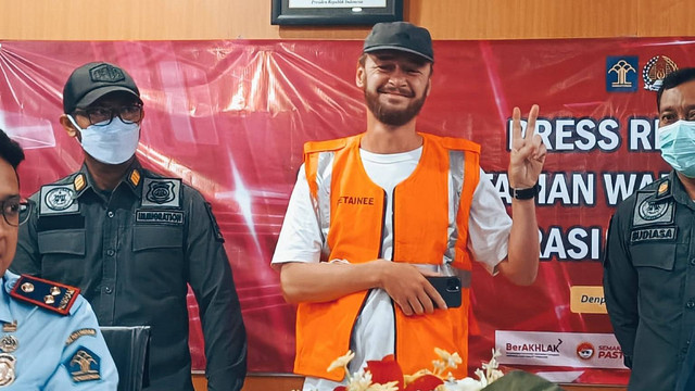 WN Rusia Sergei Robin (44) yang menjual jasa fotografi ilegal. Foto: Denita BR Matondang/kumparan