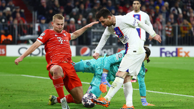 Lionel Messi (kanan) diadang Matthijs de Ligt dan Yann Sommer saat laga Bayern Muenchen vs Paris Saint-Germain (PSG) dalam leg kedua 16 besar Liga Champions 2022/23 di Allianz Arena, Muenchen, pada 9 Maret 2023. Foto: REUTERS/Kai Pfaffenbach