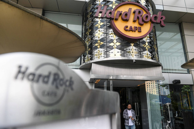 Pengunjung berjalan di area Hard Rock Cafe Jakarta, Pacific Place Mall, Jakarta, Rabu (8/3/2023). Foto: Hafidz Mubarak A/ANTARA FOTO