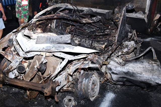 Kondisi minibus avanza yang terlibat kecelakaan dengan mobil tangki bermuatan BBM di ruas jalan Trans Sulawesi Munte Maruasey, Rabu (8/3) malam. (foto: febry kodongan/manadobacirita)