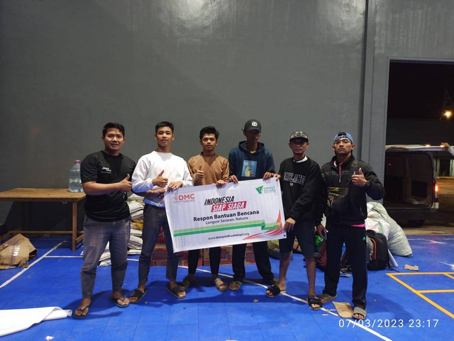 DMC Dompet Dhuafa melalui Dompet Dhuafa Volunteer Natuna dan Dompet Dhuafa Cabang Kepulauan Riau menyalurkan beras dan logistik lainnya bagi penyintas tanah longsor di Pulau Serasan, Natuna, Provinsi Kepulauan Riau, pada Rabu (08/03/23).