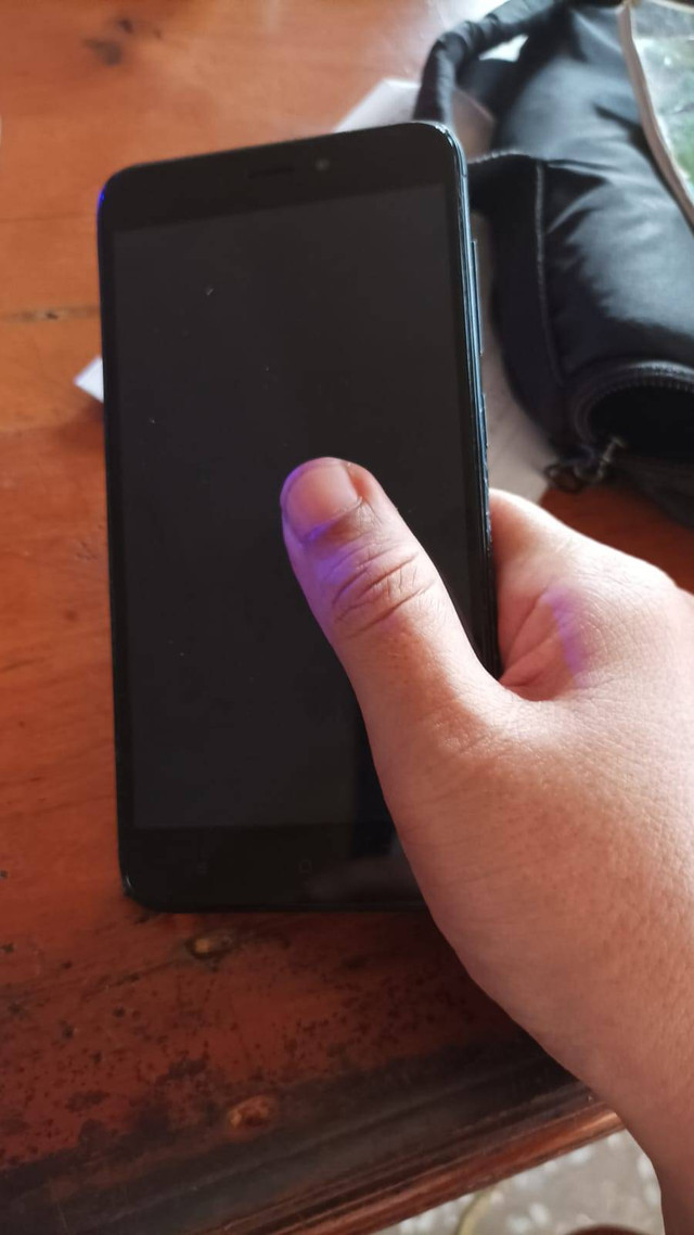 Telepon genggam yang semakin akrab dengan kita. (Foto : Petrus Kanisius).