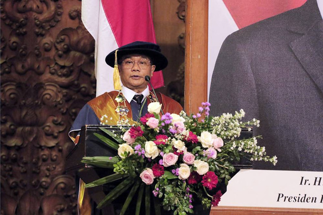 Penulis pada acara wisuda UAI. Foto. Dok. UAI