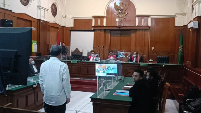 Terdakwa kasus tragedi Kanjuruhan, Ketua Panpel Arema FC Abdul Haris, divonis 1 tahun 6 bulan oleh majelis hakim Pengadilan Negeri (PN) Surabaya, Kamis (9/3/2023). Foto: Farusma Okta Verdian/kumparan