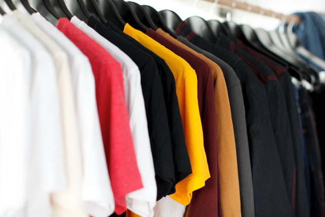Outfit Pria Indonesia. Foto: Unsplash
