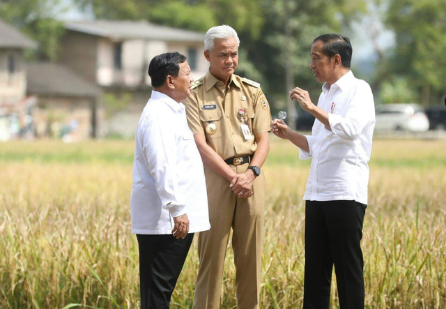 Presiden Joko Widodo bersama Menhan Prabowo Subianto dan Gubernur Jateng Ganjar Pranowo meninjau panen raya di Kebumen, Jawa Tengah, Kamis (9/3/2023).
 Foto: Dok. Istimewa