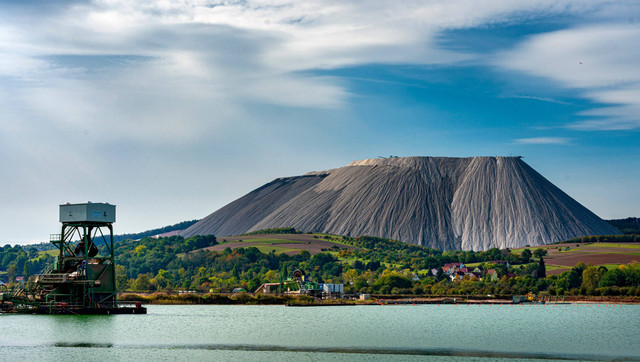 Monte Kali, gunung garam buatan terbesar di dunia. Foto: Shutterstock