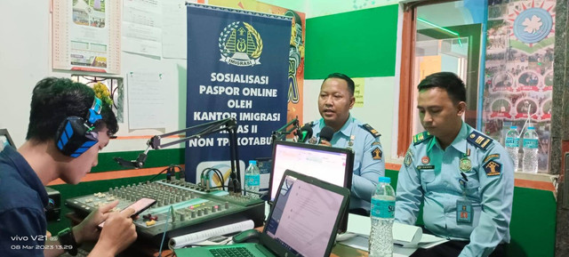 Gambar. 1 Kasi Tikim menjawab pertanyaan2 yang diberikan oleh pendengar