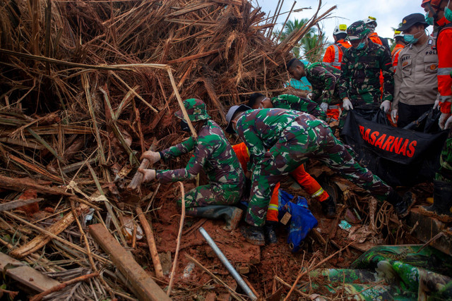 Sejumlah petugas SAR gabungan melakukan proses evakuasi jenazah korban tertimpa longsor di Kampung Molon, Desa Pangkalan, Kecamatan Serasan, Kabupaten Natuna, Kepulauan Riau, Kamis (9/3/2023). Foto: Teguh Prihatna/ANTARA FOTO