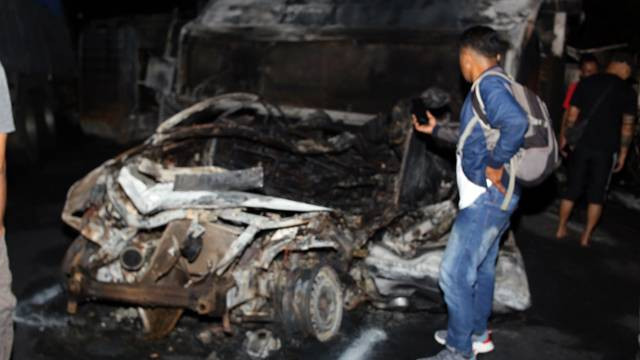 Kondisi kendaraan minibus avanza yang terlibat kecelakaan mobil tangki BBM di jalan Trans Sulawesi Munte Maruasey, Kabupaten Minahasa Selatan (Minsel), Rabu (8/3).