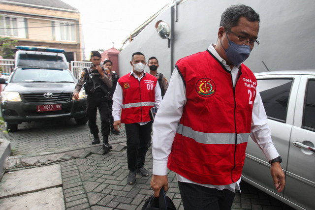 Terdakwa perkara tragedi Stadion Kanjuruhan Suko Sutrisno (tengah) yang merupakan petugas keamanan dan terdakwa Abdul Haris (kanan) yang merupakan Ketua Panpel laga Arema melawan Persebaya pada 1 Oktober 2022. Foto: Didik Suhartono/Antara Foto