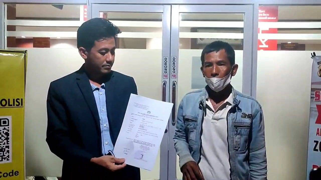 Ayah DA yakni Herman didampingi kuasa hukum seusai membuat laporan di SPKT Polda Sumsel, Foto : Istimewa