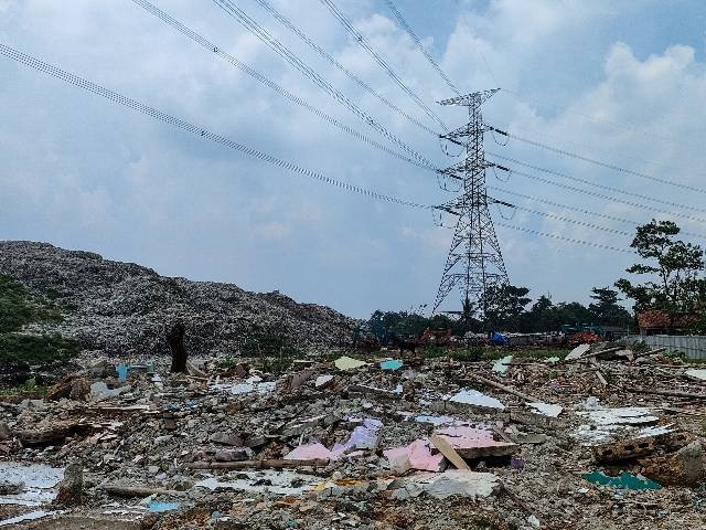 Foto sampah di TPA Cipayung yang berlokasi di Depok pukul 13.42 WIB. (sumber foto diambil menggunakan ponsel pribadi)
