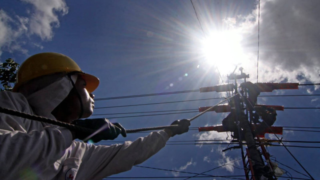 Petugas PLN bekerja. Foto: PLN
