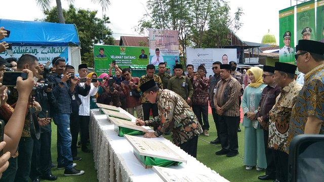 Penandatanganan prasasti Kampung Zakat oleh Wakil Menteri Agama KH Zainut Tauhid Sa'adi di Majene. Foto: Awal Dion/SulbarKini