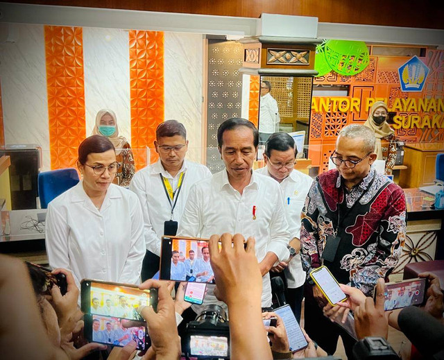 Presiden Jokowi didampingi Menkeu Sri Mulyani tinjau penyampaian SPT di KPP Pratama Surakarta. Foto: Laily Rachev/Biro Pers Sekretariat Presiden