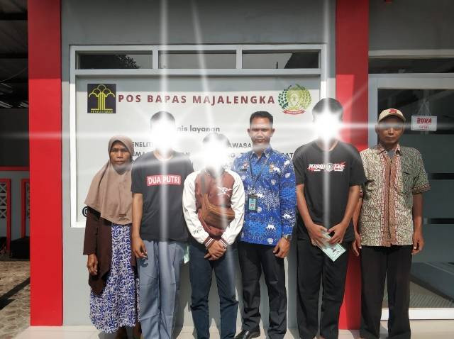Pembimbing Kemasyarakatan saat menerima klien