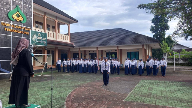 suasana upacara di SMP Alkautsar Temanggung