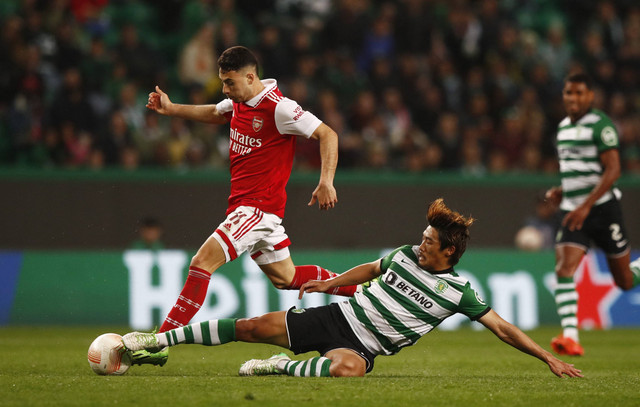 Gabriel Martinelli (kiri) diadang Hidemasa Morita saat laga Sporting CP vs Arsenal dalam laga leg pertama 16 besar Liga Europa 2022/23 di Estadio Jose Alvalade, Lisbon, Portugal, pada 10 Maret 2023. Foto: REUTERS/Pedro Nunes