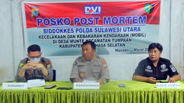 Kabid Dokkes Polda Sulawesi Utara (Sulut), Kombes Pol dr Sucipto didampingi Kepala Rumah Sakit Bhayangkara Tingkat III Manado, AKBP dr. F. Zulkarnaen dan Kaur Penum Subbid Penmas Bidang Humas Polda Sulut, Kompol Selfie Torondek saat rilis identifikasi korban kecelakaan mobil tangki BBM di jalan Trans Sulawesi, Munte Maruasey, Kabupaten Minahasa Selatan