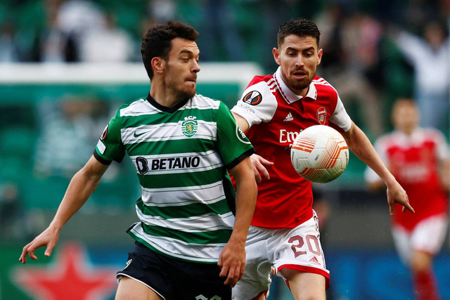 Pemain Sporting CP Pedro Goncalves berebut bola dengan pemain Arsenal Jorginho pada pertandingan leg pertama Liga Europa di Estadio Jose Alvalade, Lisbon, Portugal, Jumat (10/3/2023).  Foto: Pedro Nunes/REUTERS