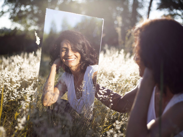 Ilustrasi Kata-kata Bercerminlah Sebelum Menilai Orang Lain. Foto: Unsplash/Caroline Veronez.