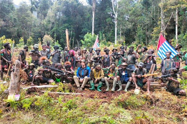 Pilot Susi Air Captain Philip Mehrtens (WNA di tengah kerumunan). Foto: Dok. Istimewa