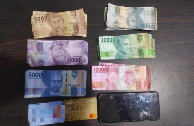 Anggota Operasi Pekat saat amankan barang bukti dari Bandar Togel. Foto: Istimewa