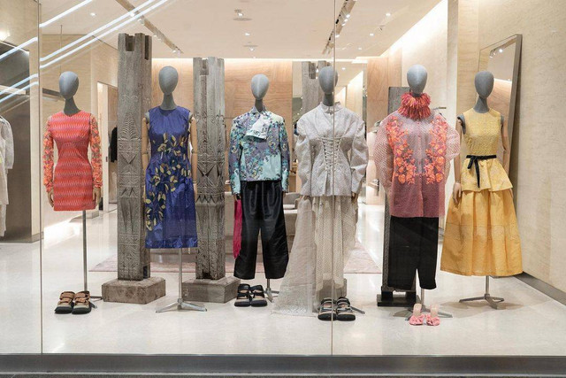 Sapto Djojokartiko luncurkan koleksi Spring-Summer 2023 yang bertajuk optimisme. Foto: Instagram/@saptodjojokartiko