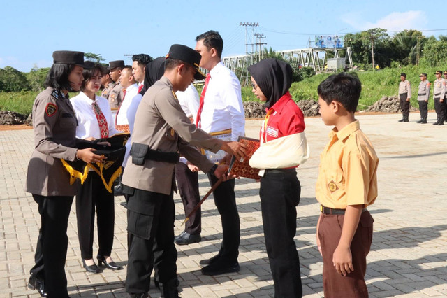 Karyawan Alfamart mendapat penghargaan dari polisi atas keberaniannya melawan perampok. Foto: Dok Polres Kubu Raya