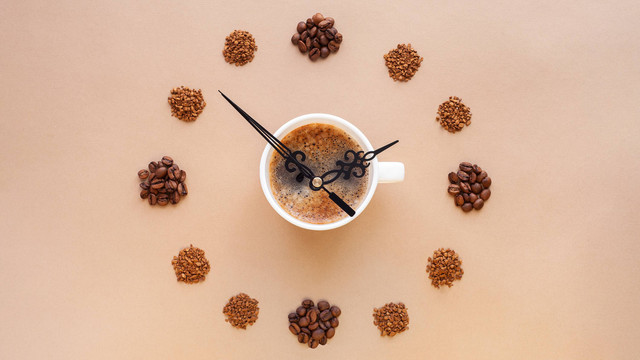 Ilustrasi jam ngopi. Foto: Lokana/shutterstock