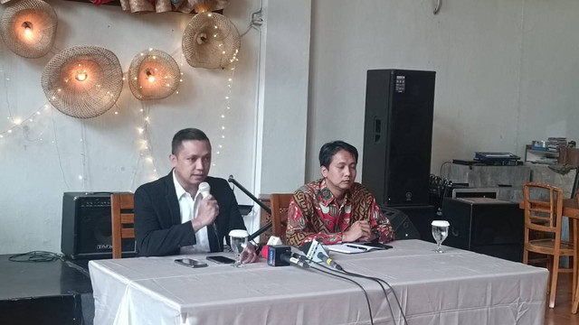 Penasihat hukum Bharada E, Ronny Talapessy dalam konferensi pers di Jakarta Selatan, Jumat (10/3/2023). Foto: Zamachsyari/kumparan